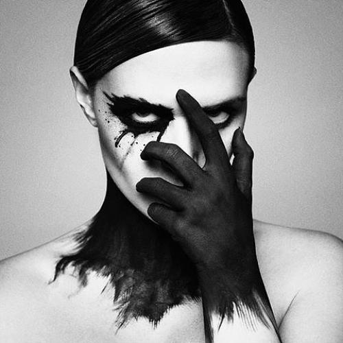 زن زنانی که با گرگ ها می دوند